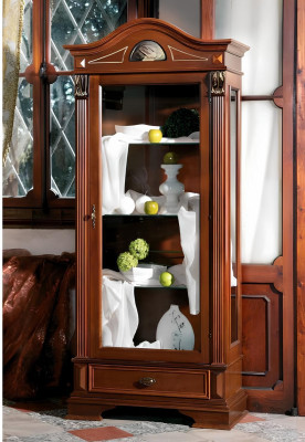 Klasiska vitrīna viesistabai