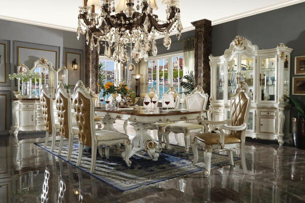 Grebtā koka ēdamgalds viesistabā