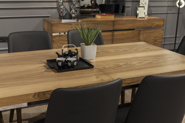 Mūsdienīgs un praktisks koka ēdamgalds