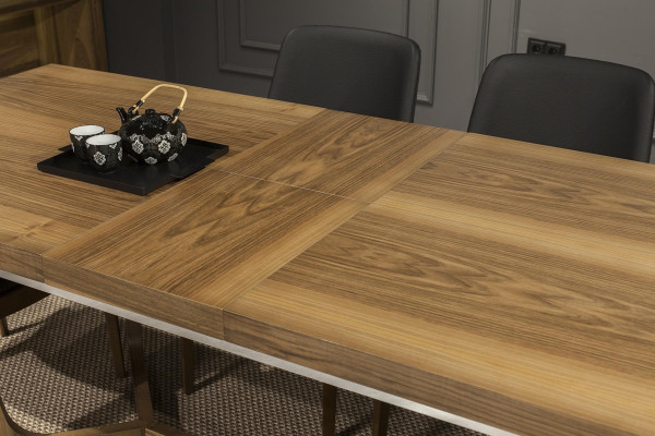 Mūsdienīgs un praktisks koka ēdamgalds