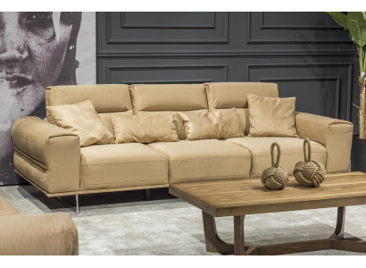 Beige dīvāns trīs vietām ar spilveniem