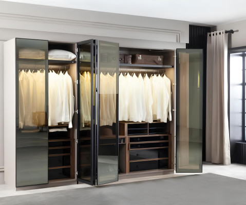 Brūna skapja ar glabāšanas vietu un stikla durvīm