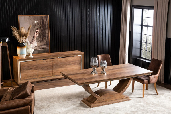 Brūns koka ēdamgalds ar 4 krēsliem