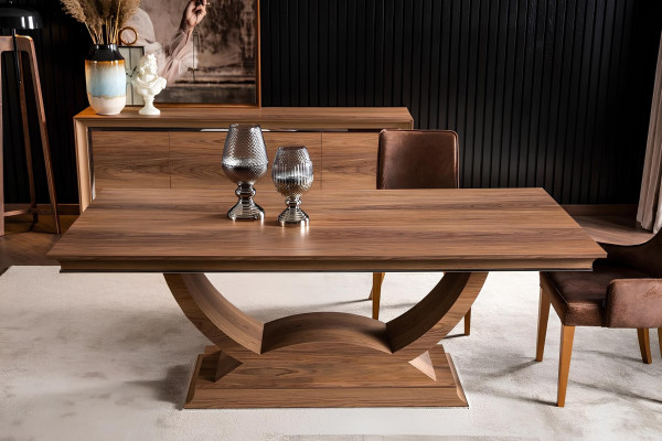 Brūns koka ēdamgalds ar 4 krēsliem