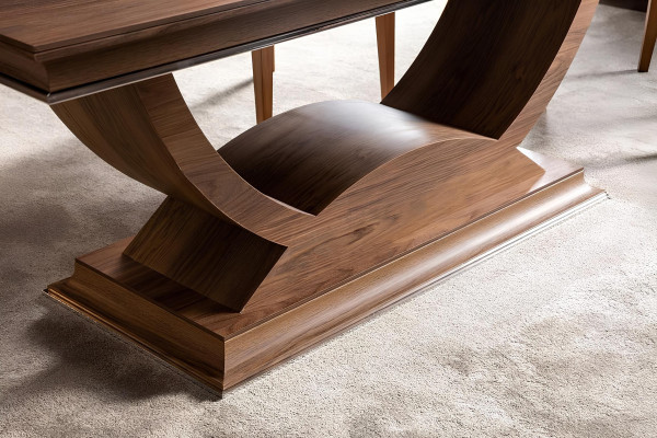 Brūns koka ēdamgalds ar 4 krēsliem