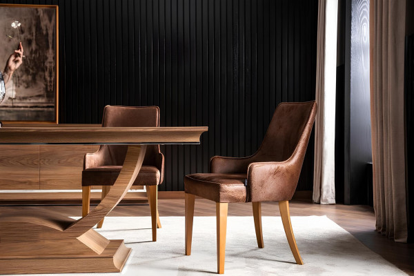 Brūns koka ēdamgalds ar 4 krēsliem