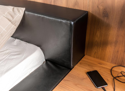 5 daļu guļamistabas mēbeļu komplekts ar gultu, naktsgaldiņiem un kumodi