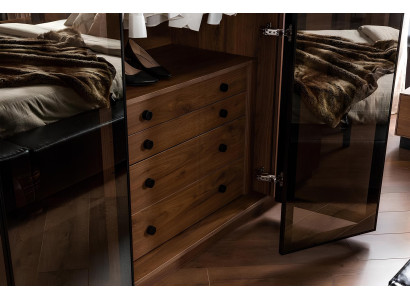 Brūna stikla skapja ar stikla durvīm