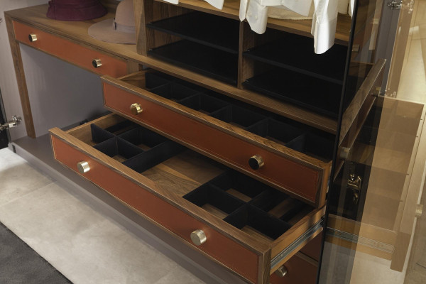 Bīdāmā skapja ar caurspīdīgām durvīm