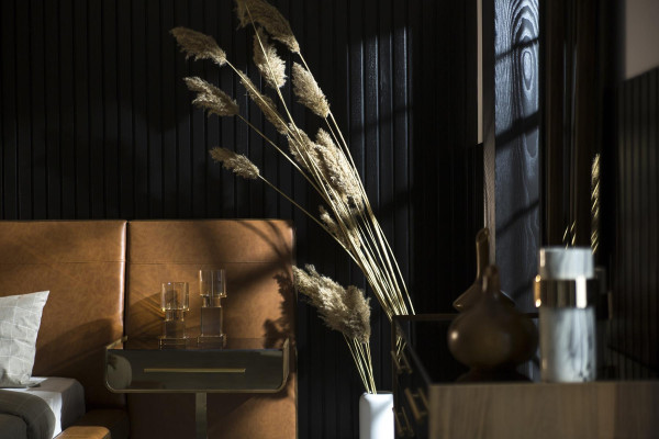 Gultas dizains ar divām stikla naktsgaldiņām