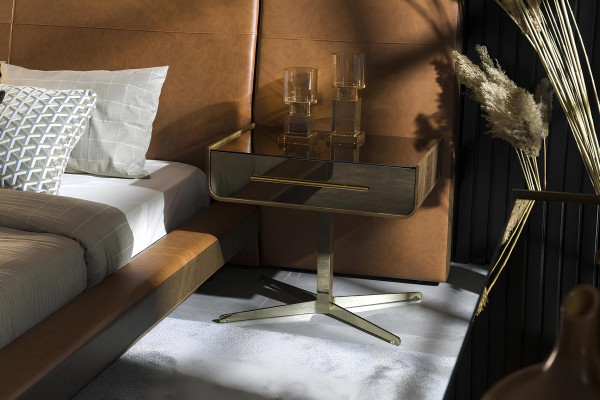 Gultas dizains ar divām stikla naktsgaldiņām