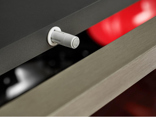 Moderns sienas ansamblis viesistabai ar pelēkiem plauktiem un televizora statīvu