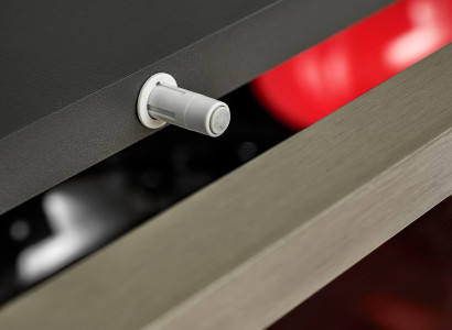 Moderns sienas ansamblis viesistabai ar pelēkiem plauktiem un televizora statīvu