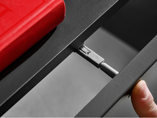 Moderns sienas ansamblis viesistabai ar pelēkiem plauktiem un televizora statīvu