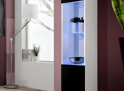 Mūsdienīgs balts piekārts koka izstādes skapis