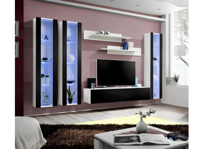 Mūsdienu viesistabas siena ar plauktiem un piekārtiem vitrīnas skapjiem