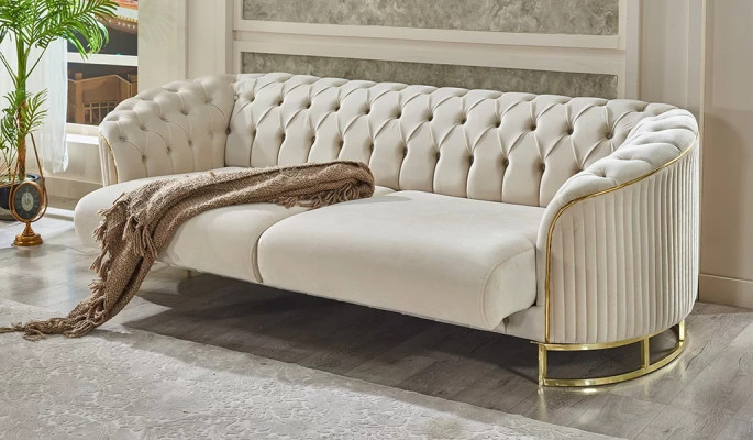 Balts trīsvietīgs Česterfīlda dīvāns viesistabai