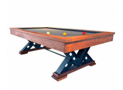 Brūns masīvs koka galds ar tērauda kājām un marmora spēļu virsmu