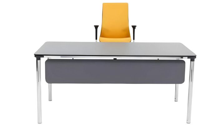 Luksusa biroja galds eleganta darba atmosfērā