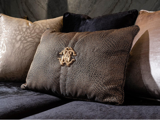 Trīs sēdvietu dīvāns ar ainavu spilveniem viesistabai 230cm