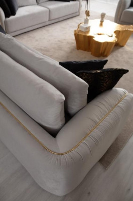 Mūsdienu 3-vietīgs kanape ar elegantu dizainu viesistabai