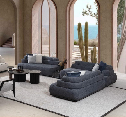 Mūsdienu trīs sēdvietu dīvāns viesistabai ar iekļautu un ērtu polsterējumu