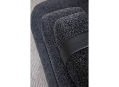 Mūsdienu trīs sēdvietu dīvāns viesistabai ar iekļautu un ērtu polsterējumu