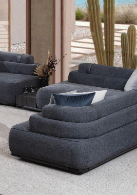 Mūsdienu trīs sēdvietu dīvāns viesistabai ar iekļautu un ērtu polsterējumu