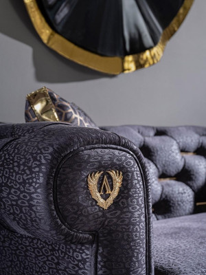 Trīs vietīgu dīvānu ar polsterējumu 240 cm