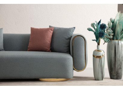 Trīs vietu dīvāns 230 cm dzīvojamā telpā ar spilvenu