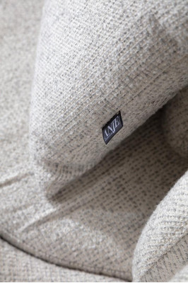 220 cm trīs sēdvietu dīvāns ar mīkstinājumu