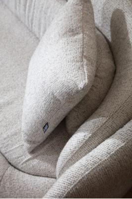 220 cm trīs sēdvietu dīvāns ar mīkstinājumu