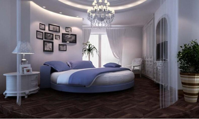 Mūsdienu melna gulta ar elegantiem detaļām un dīvānu