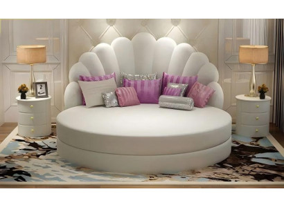 Eleganta balta apaļa gulta ar violetu samta polsterējumu mūsdienu guļamistabai