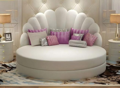 Eleganta balta apaļa gulta ar violetu samta polsterējumu mūsdienu guļamistabai