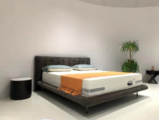 Mūsdienīgs pelēks polsterēts gultas