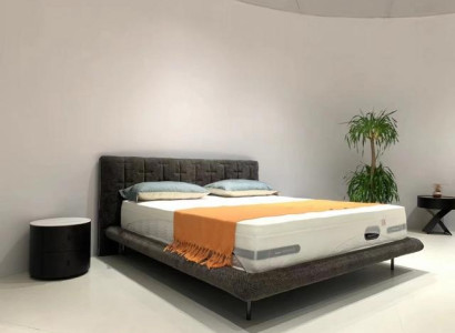 Mūsdienīgs pelēks polsterēts gultas