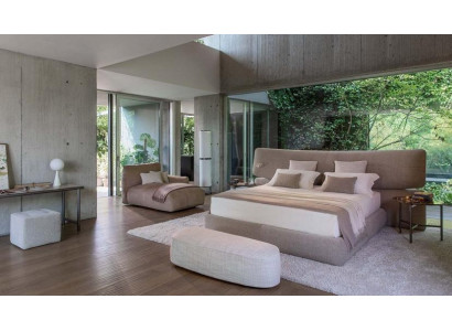 Mūsdienu melna auduma gulta ar augstu galvgali