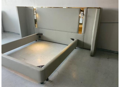 Beige luksusa dizaina gulta ar LED apgaismojumu, zelta rāmi un modernu galvas dēli