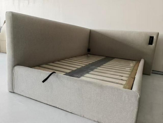 Moderns bežs gultas ar LED apgaismojumu un greznu galvas dēli