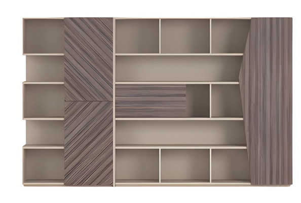 Mūsdienīgs glabāšanas sistēma ar koka efektu bežā un brūnā krāsā, atvērta skapja ar atvilktnēm