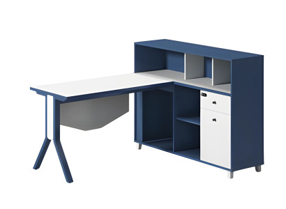 Zils un balts birojs ar uzglabāšanas vietu, atvērtām plauktiem un elegantiem kājām