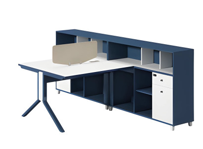 Mūsdienīgs zils un balts birojs ar atdalīšanas paneli un uzglabāšanas vietu