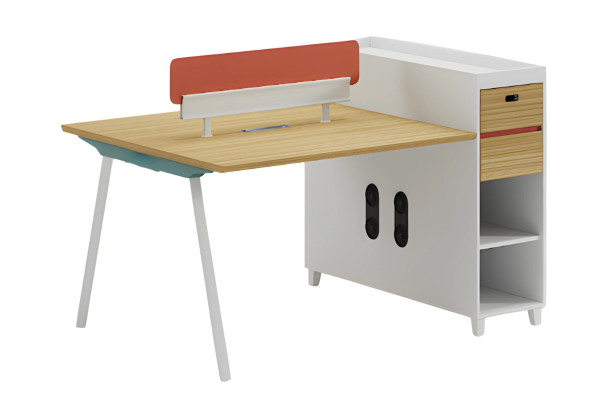 Mūsdienu biroja galds ar atzveltni, uzglabāšanas vietu un plauktiem