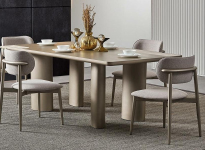 Elegants bežs galds ar koka kājām un 4 auduma krēsliem Elegants bežs galds ar koka kājām un 4 auduma krēsliem