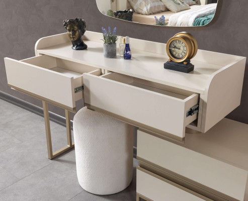 Mūsdienīgs spoguļu galds