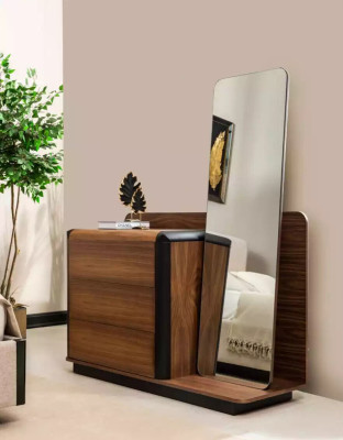 Brīnišķīga moderna kumode ar spoguli eleganta brūnā krāsā.