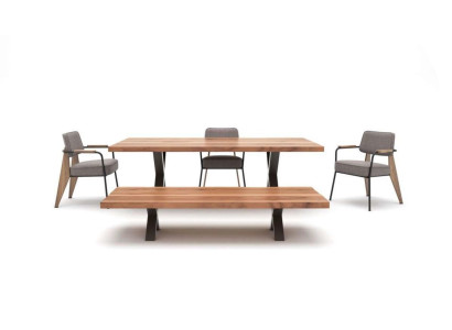 Dizainera ēdamistabas komplekts ar ēdamgaldu, krēsliem, ēdamu un mūsdienīgu stilu koka mēbeļu.