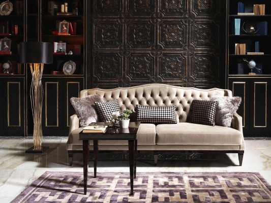 Elegantās trīsvietīgās Chesterfield stila dīvāns krāsā pelēka - laika noformējuma mēbeles jūsu mājai.