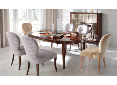 Mūsdienīgs koka ēdamgalds ar krēsliem virtuves ēdamzonai